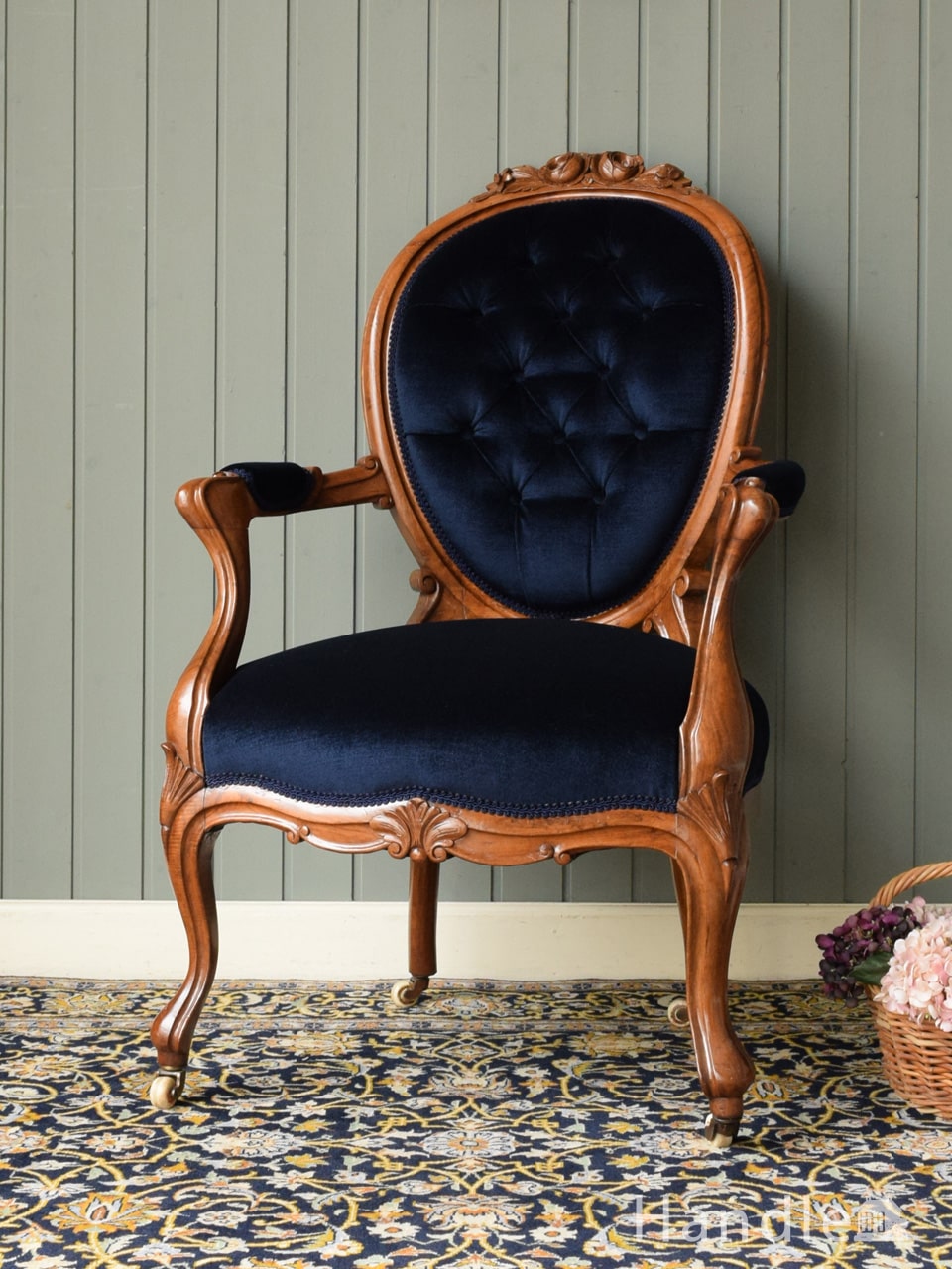 フランス生まれのサロンチェア、大人色のアンティークプチポワンチェア