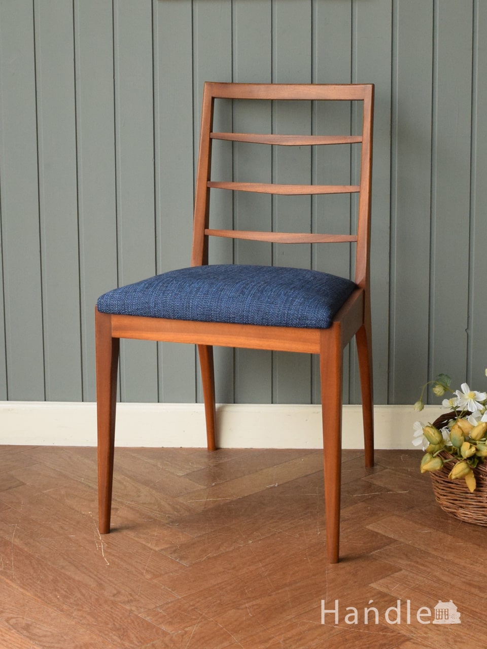 イギリスから届いたビンテージチェア、マッキントッシュ社のダイニング