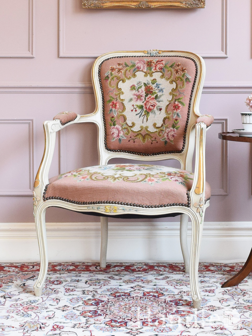 お花のブーケの刺繍が美しいアンティーク椅子、エレガントなプチポワン