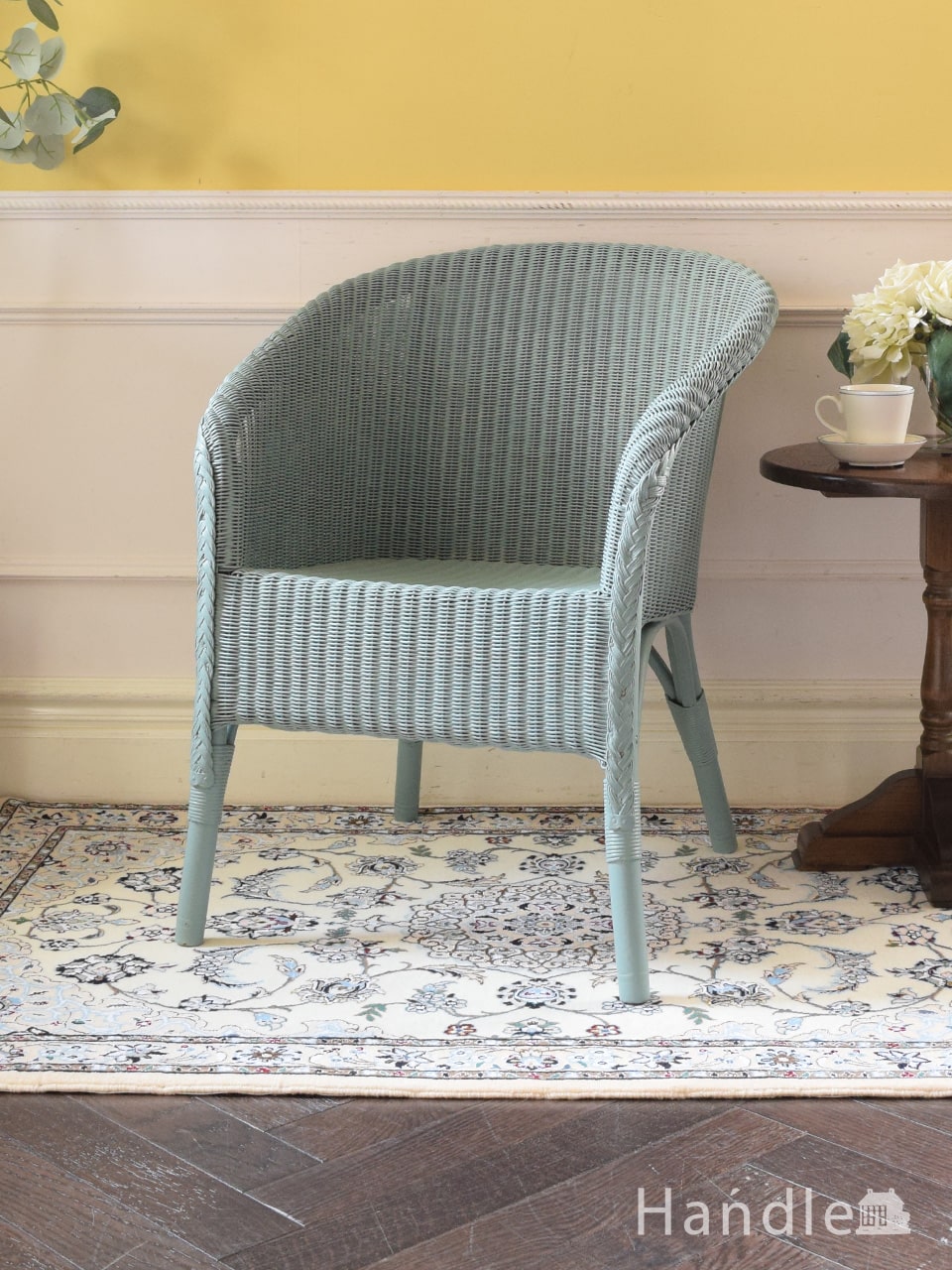 イギリスから届いたアンティークのロイドルーム、小ぶりなサイズが