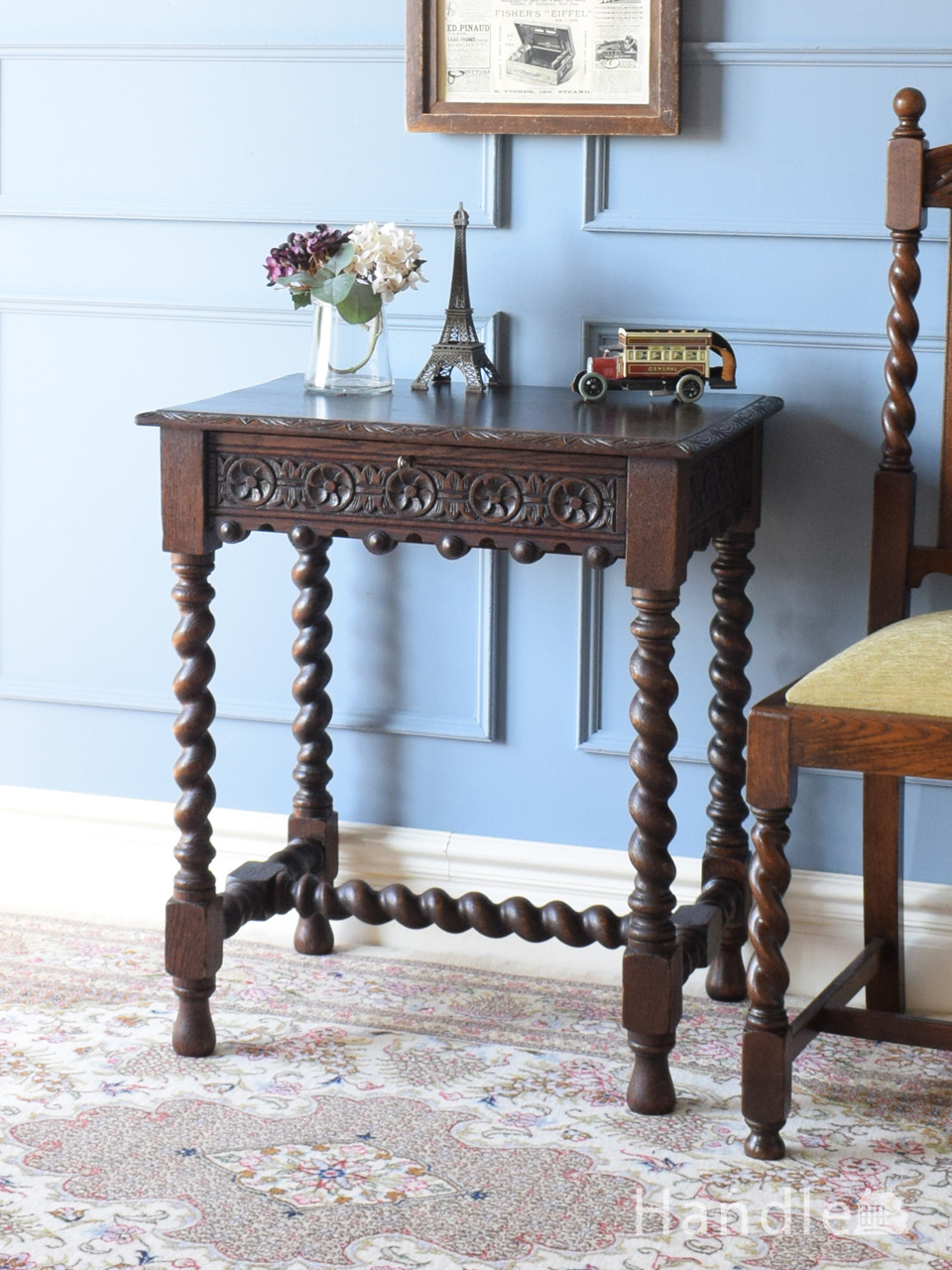 フランスから届いたアンティークのサイドテーブル、ペイントの