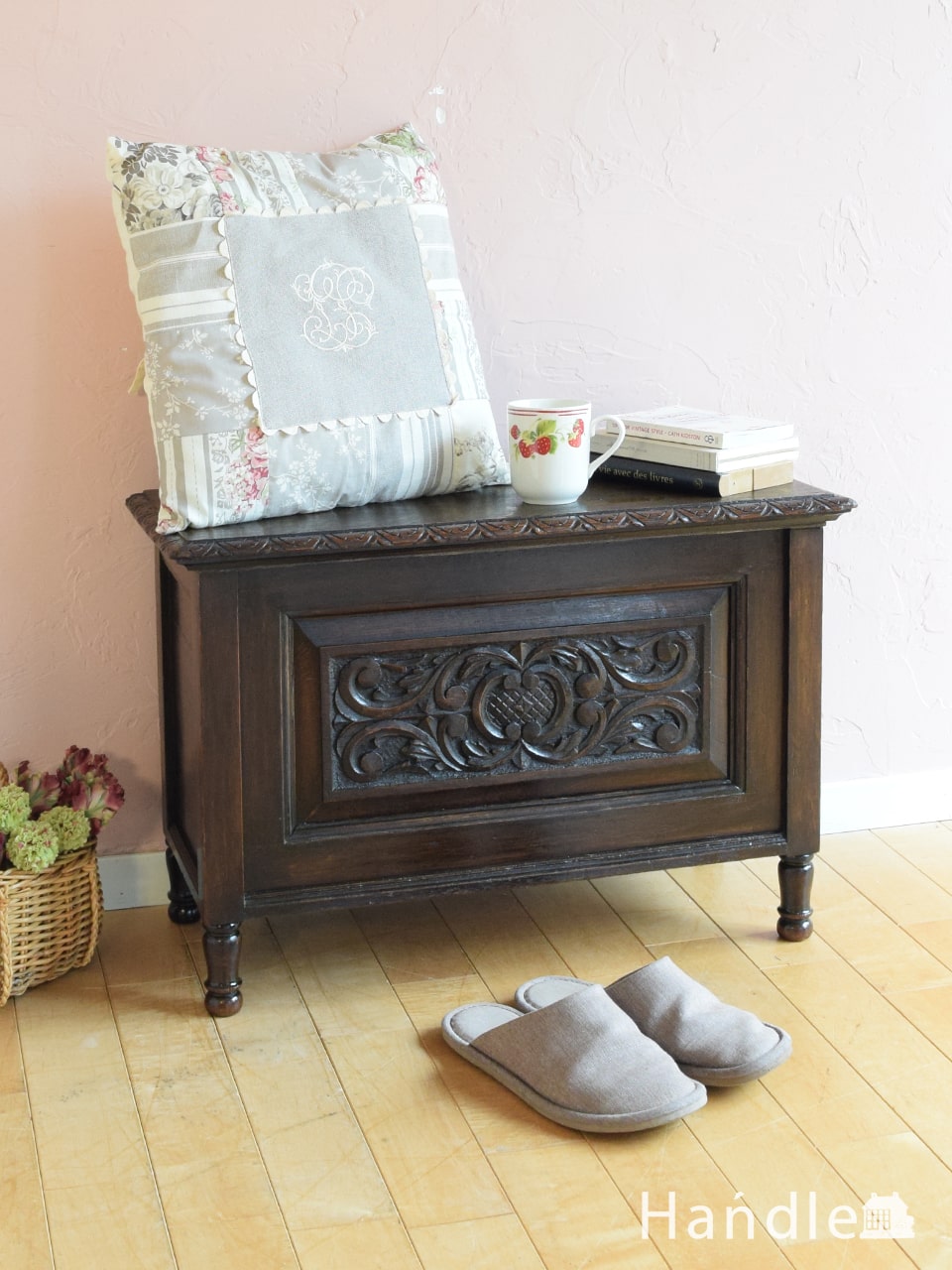 イギリスのアンティーク収納ボックス、彫が美しい小さなブランケット