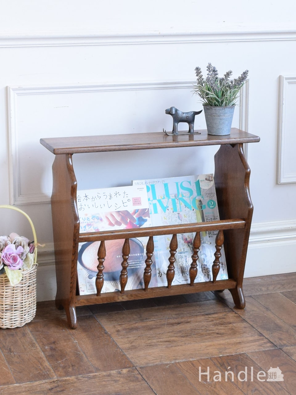 アンティークのおしゃれなマガジンラック、サイドテーブルにも使える