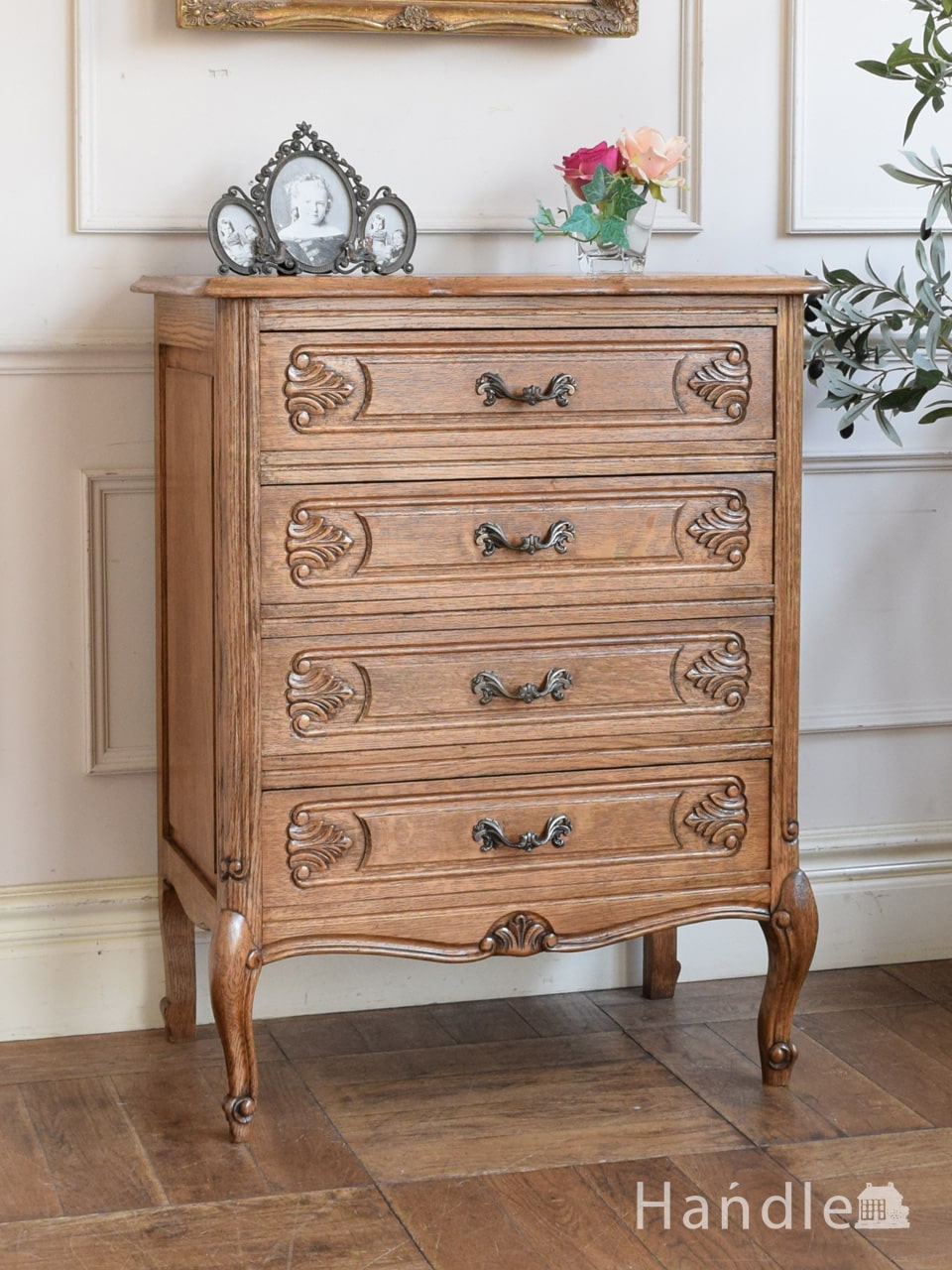 フランスのおしゃれなチェスト、長い猫脚が美しいアンティークのタンス