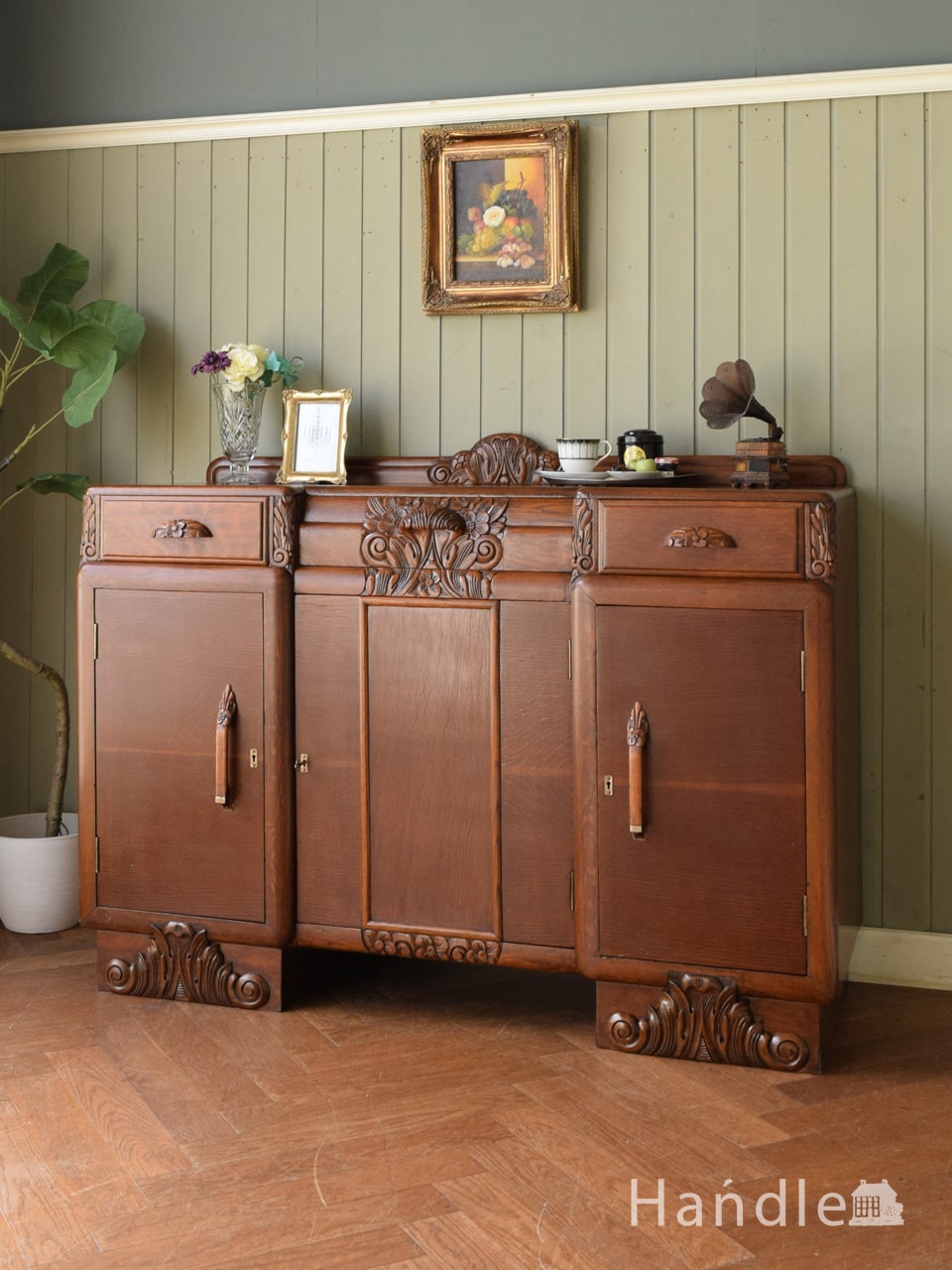 英国アンティークのサイドボード、お花の彫刻が美しいオーク材の