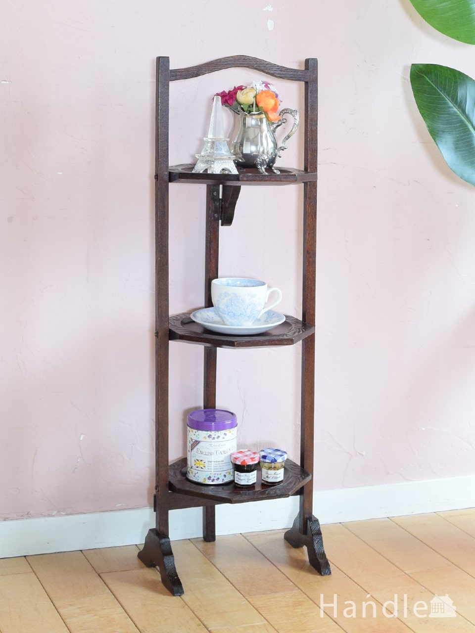 英国アフタヌーンティー用のケーキスタンド、アンティークのスリー