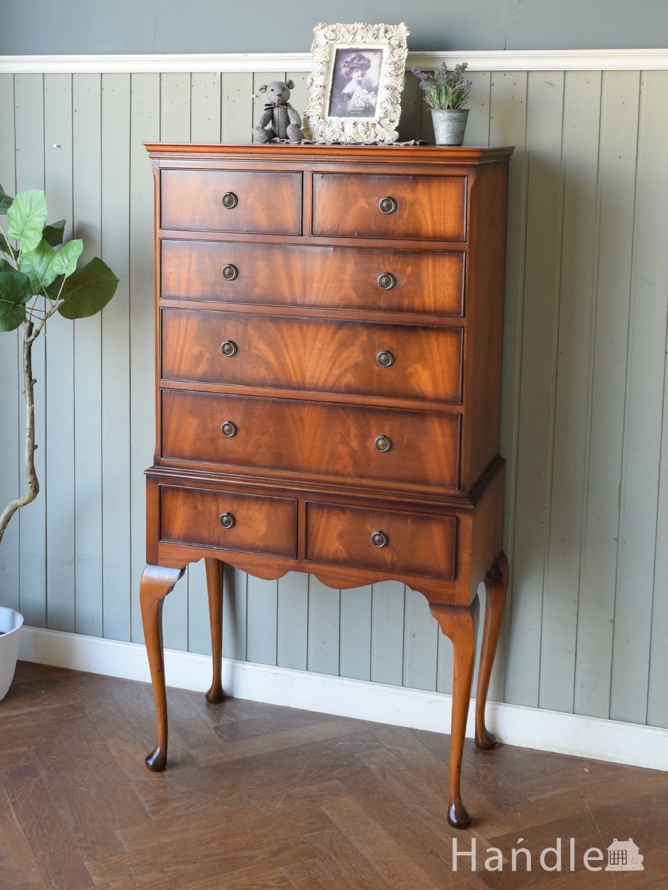 英国アンティークのおしゃれなタンス、長い猫足の美しいトールボーイ