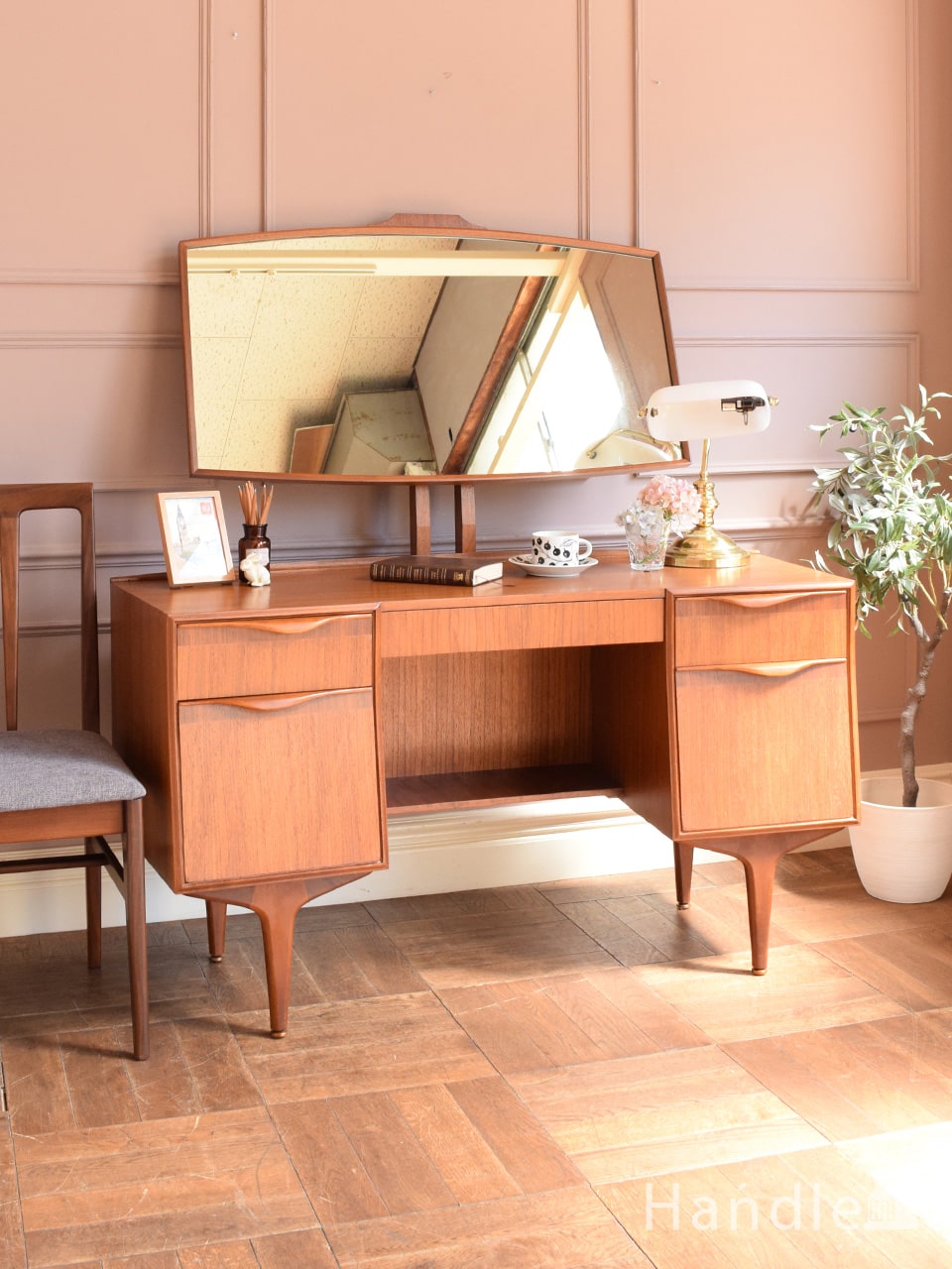 北欧スタイルのヴィンテージドレッサー、デスクとしても使える大きな