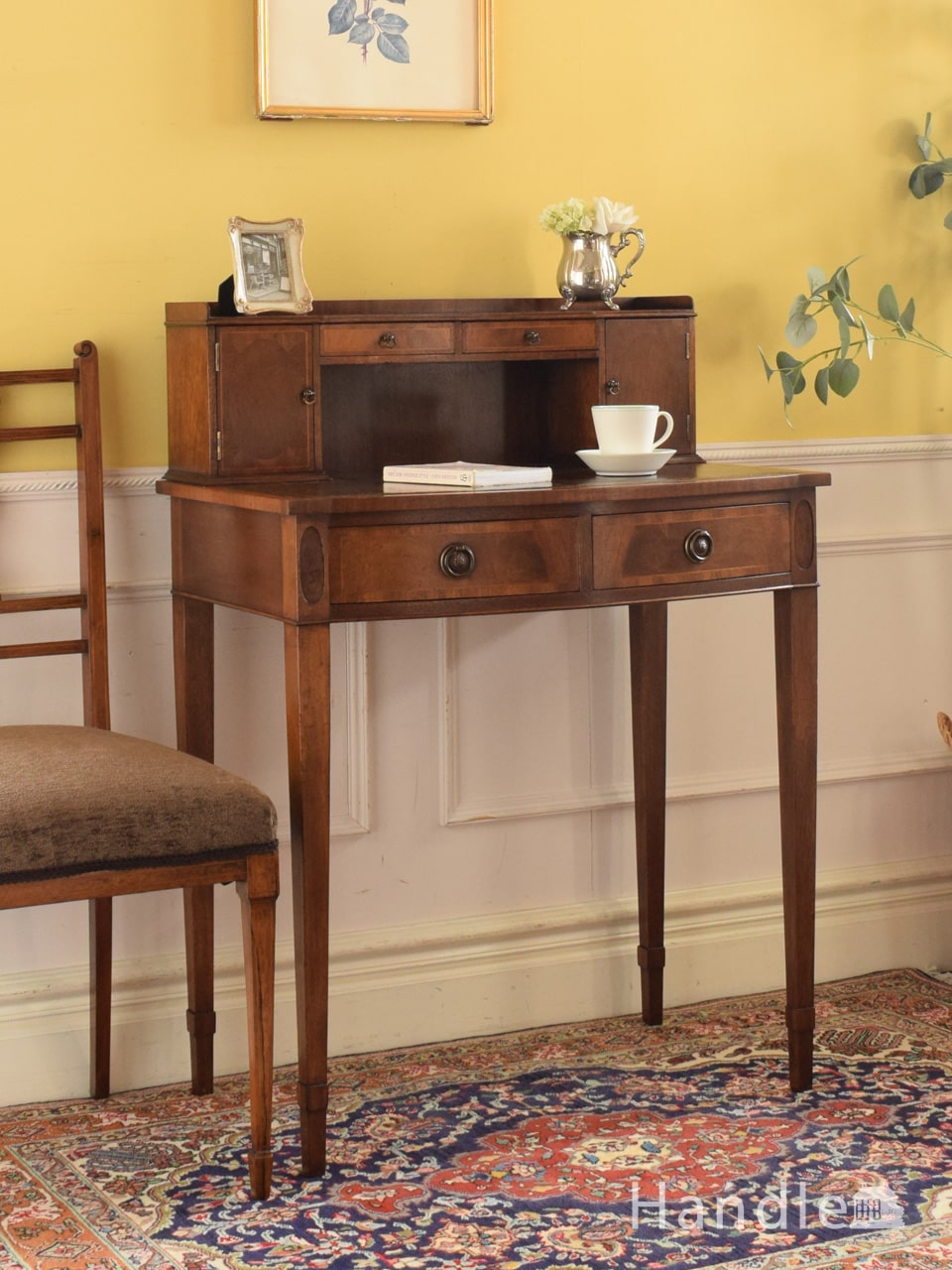 北欧スタイルのインテリア、スタイリッシュなヴィンテージデスク