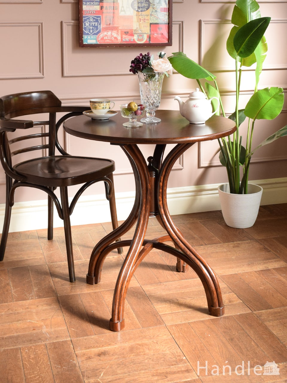 イギリスから届いた曲げ木のカフェテーブル、アンティークのベント