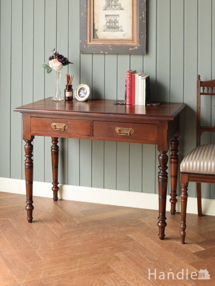 英国から届いたアンティークのデスク、シノワズリの取っ手がおしゃれな