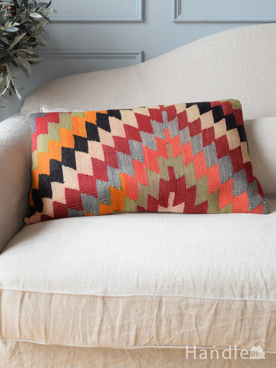 カラフルな幾何学模様がおしゃれなクッション、オールドキリムの