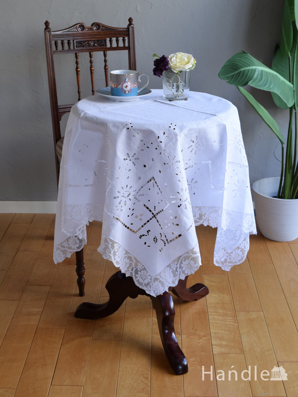 アンティークのおしゃれな雑貨、縁取りのレースが素敵なテーブルクロス