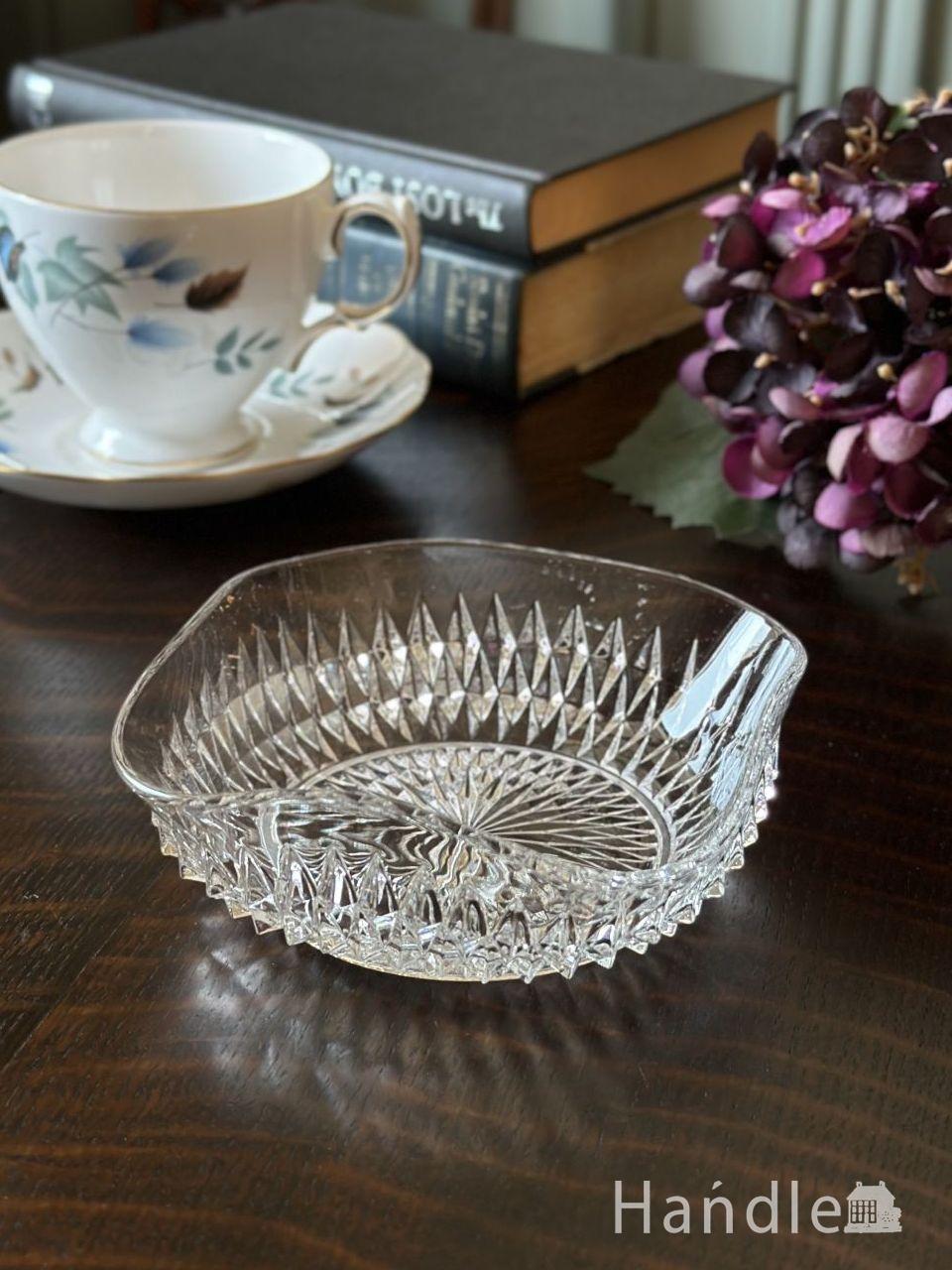 ダブルハンドルのおしゃれなアンティークグラス、プレスドグラスの