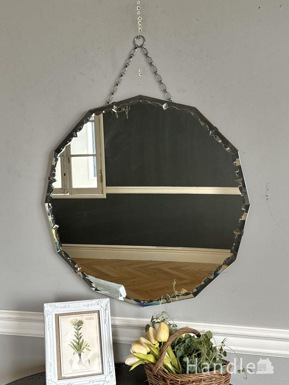 フランスから届いたアンティークの鏡、華やかな装飾のフレームが美しい