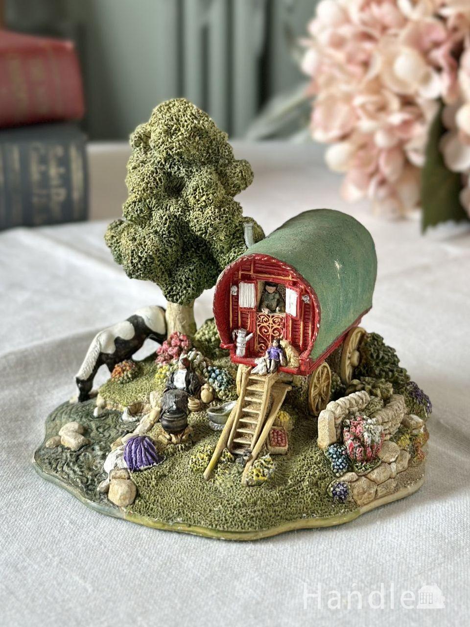 赤い馬車が可愛いTRAVELLER`S REST、アンティークのLilliput Lane
