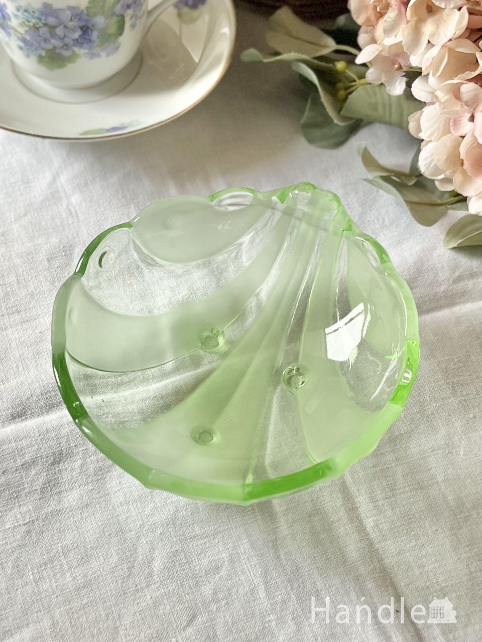 エレガントなデザインのミルクガラス、アンティークのフラワーベース