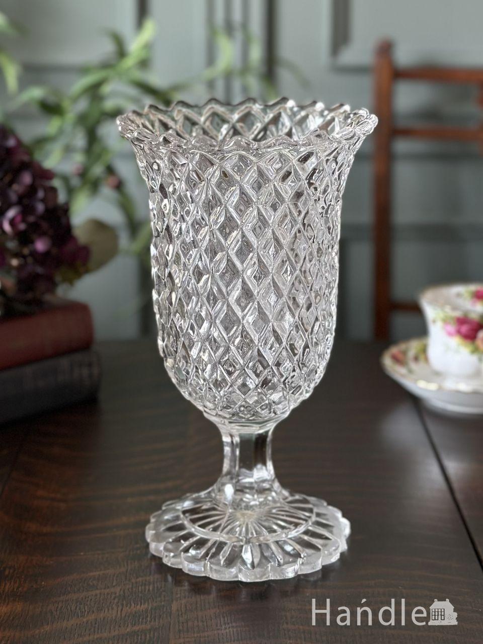 アンティークガラスのフラワーベース、イギリスのプレスドグラスの花瓶