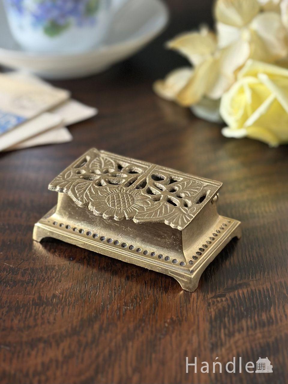 英国アンティークのおしゃれなブックスタンド、真鍮製のレディが付いた