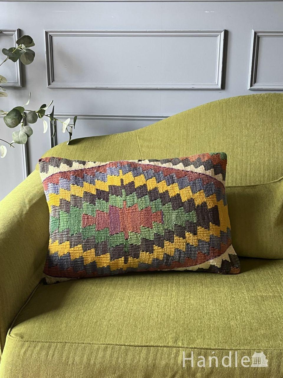 カラフルな幾何学模様がおしゃれなクッション、オールドキリムの