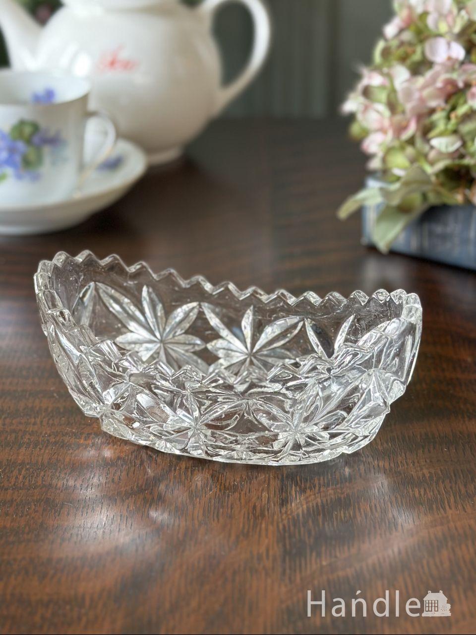 豪華なフリルが可愛い、アンティークミルクガラスボウル(m-1638-z