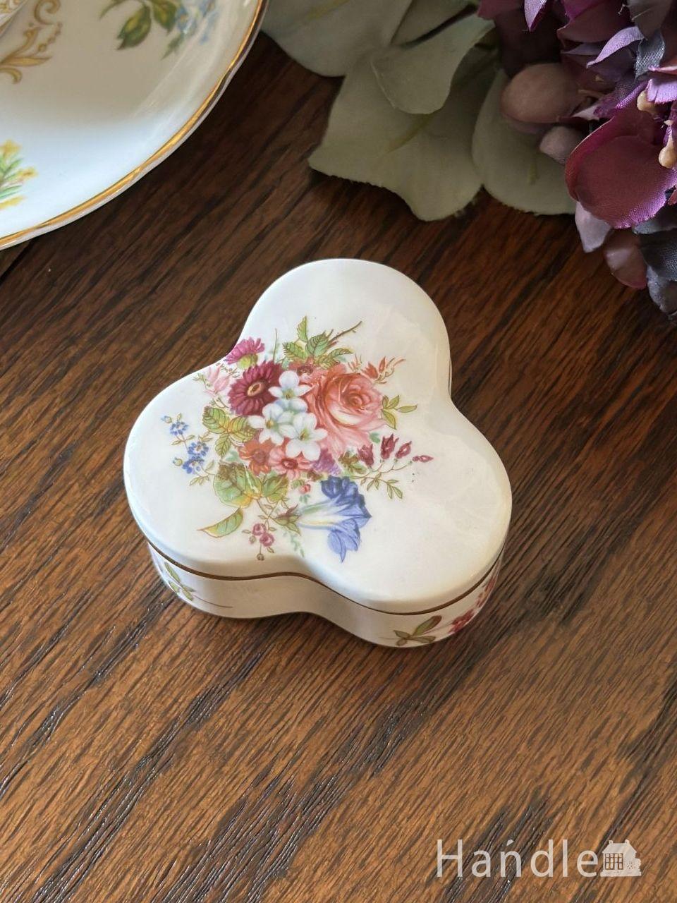 英国から届いたハマースレイ(Hammersley)の陶磁器、クローバーの形の