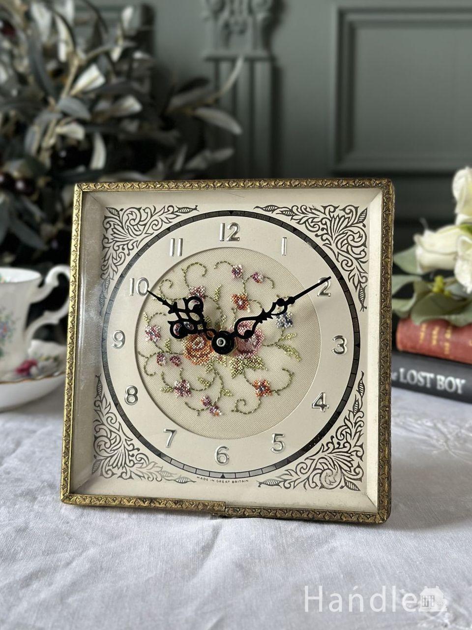 フランスから届いたアンティーク置き時計、お花の刺繍が優雅な