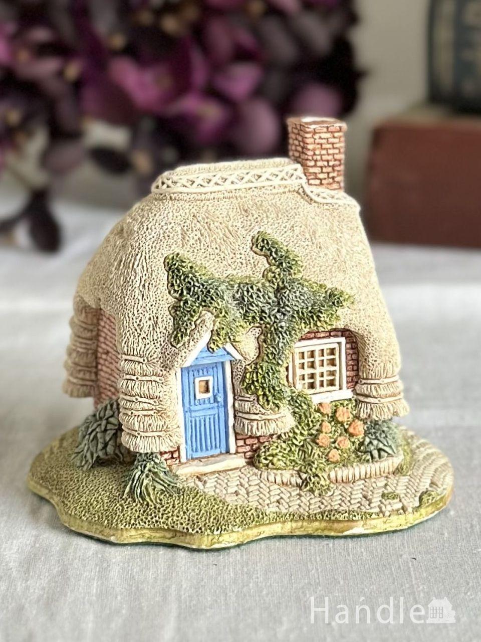 Handleブルー色のドアが可愛い、Lilliput Lane（リリパットレーン）の