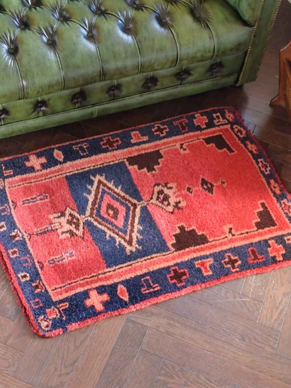 コンパクトサイズのおしゃれなオールド絨毯、一点もののビンテージ