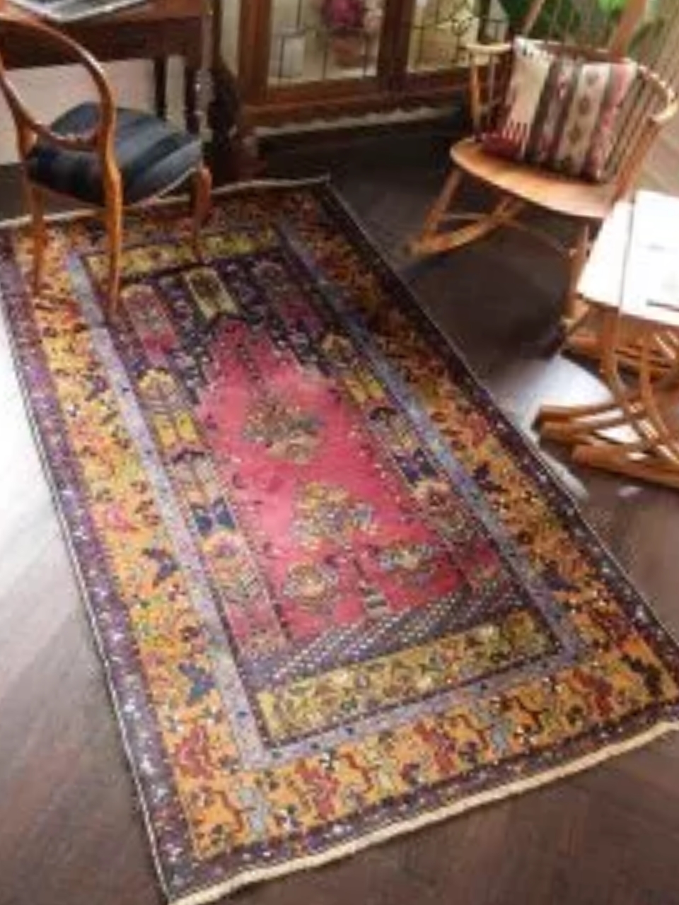 ビンテージのおしゃれなトライバルラグ、華やかな模様のコンヤ絨毯(m