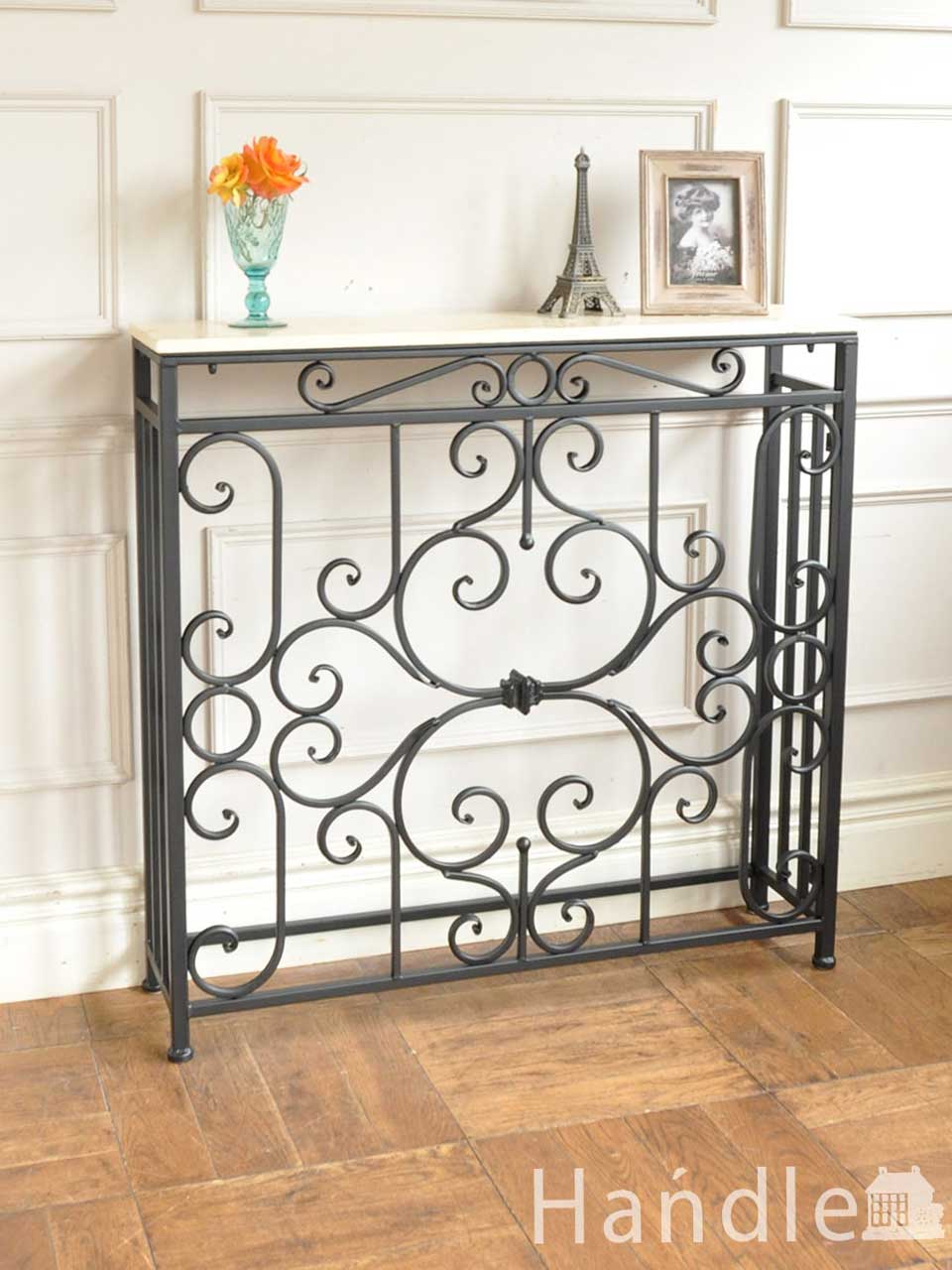 アンティーク風のおしゃれなテーブル、大理石天板✕アイアンの