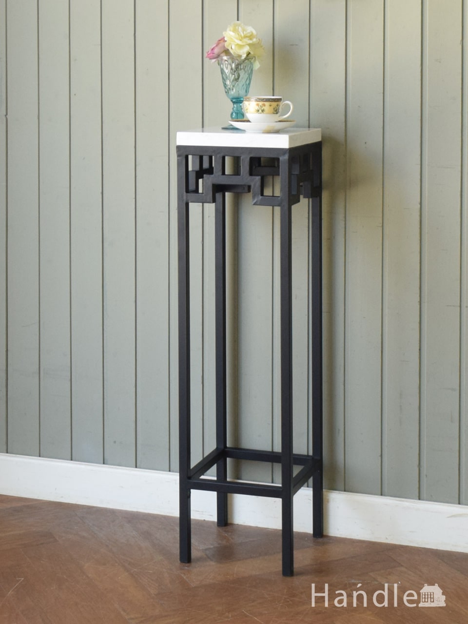 アンティーク風のおしゃれなフラワースタンド、大理石風天板✕アイアン