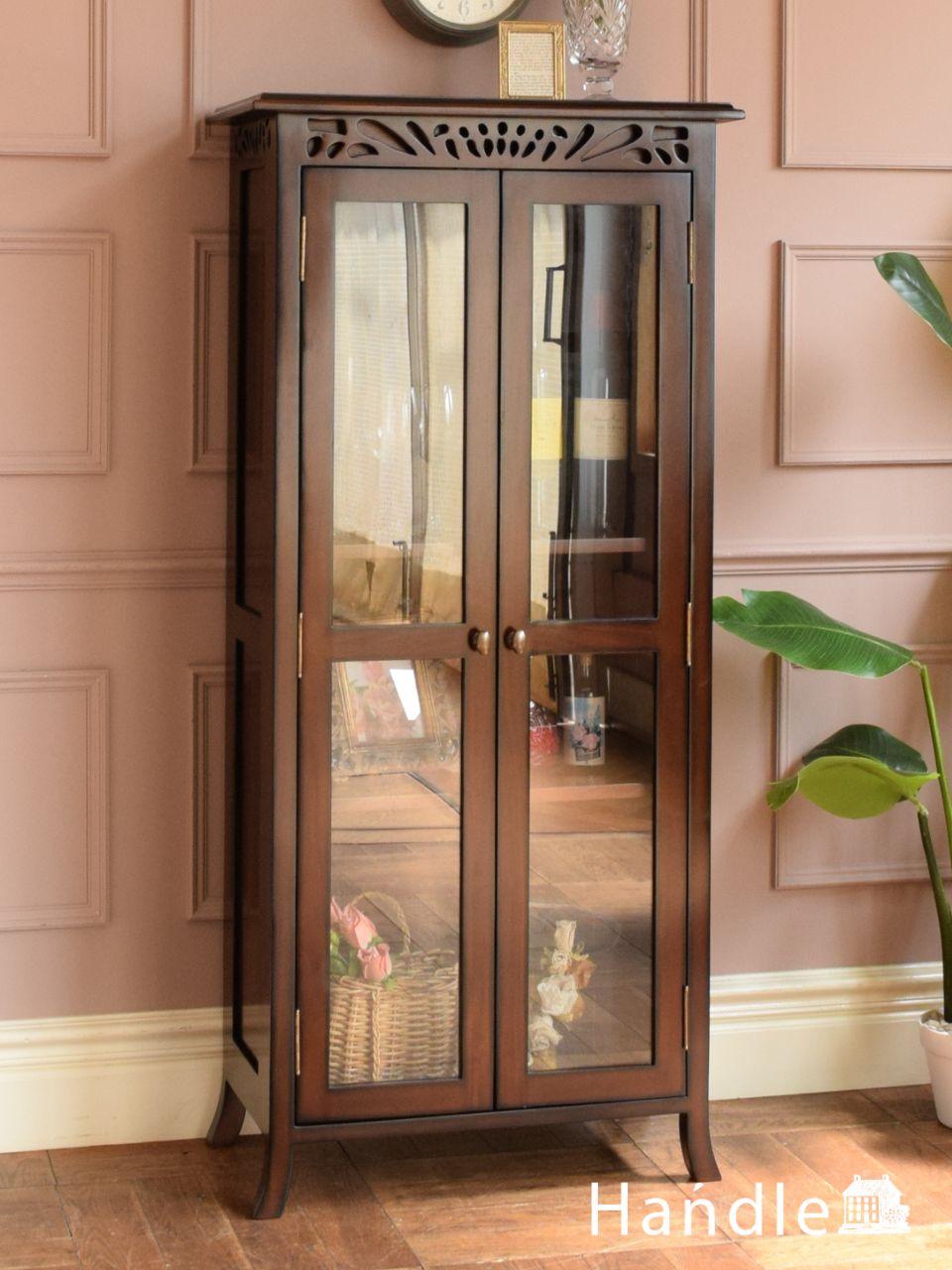 アンティーク風のガラスキャビネット、マホガニー材のおしゃれな本棚(y