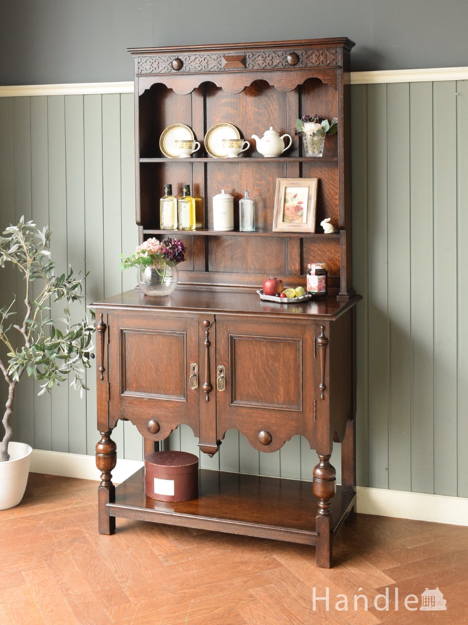 フランスから届いたおしゃれなアンティークの飾り棚、挽き物細工が