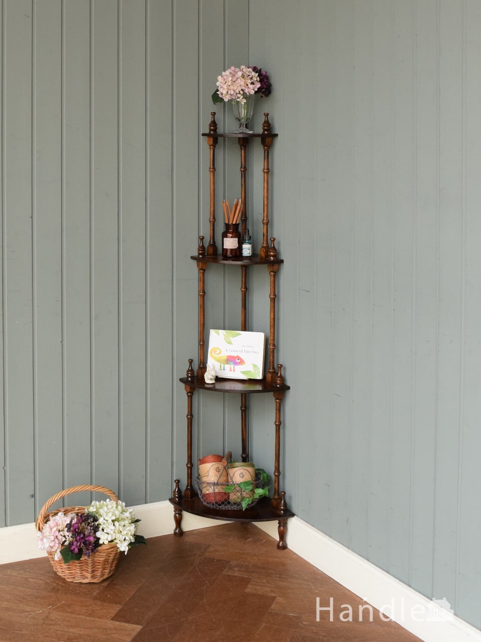 イギリスのアンティーク家具、コーナーにピタっと置けるカップボード