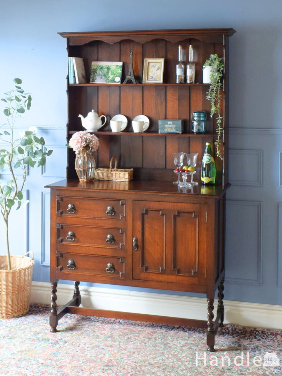 イギリスのアンティーク家具、コーナーにピタっと置けるカップボード