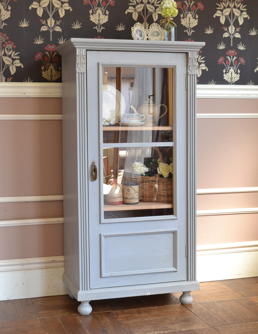 アンティークミルクガラスハンドルのウォールキャビネット棚