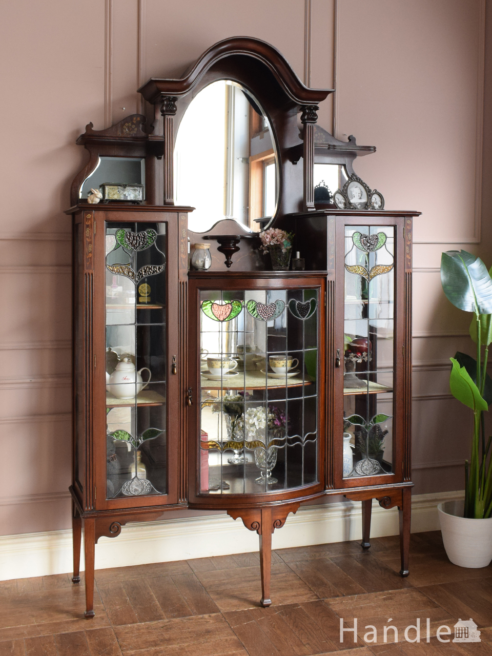 イギリスアンティークのガラスキャビネット、ステンドグラス扉が美しい