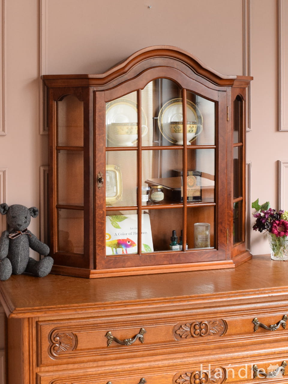 英国アンティークの飾り棚、猫足がおしゃれなガラスキャビネットの