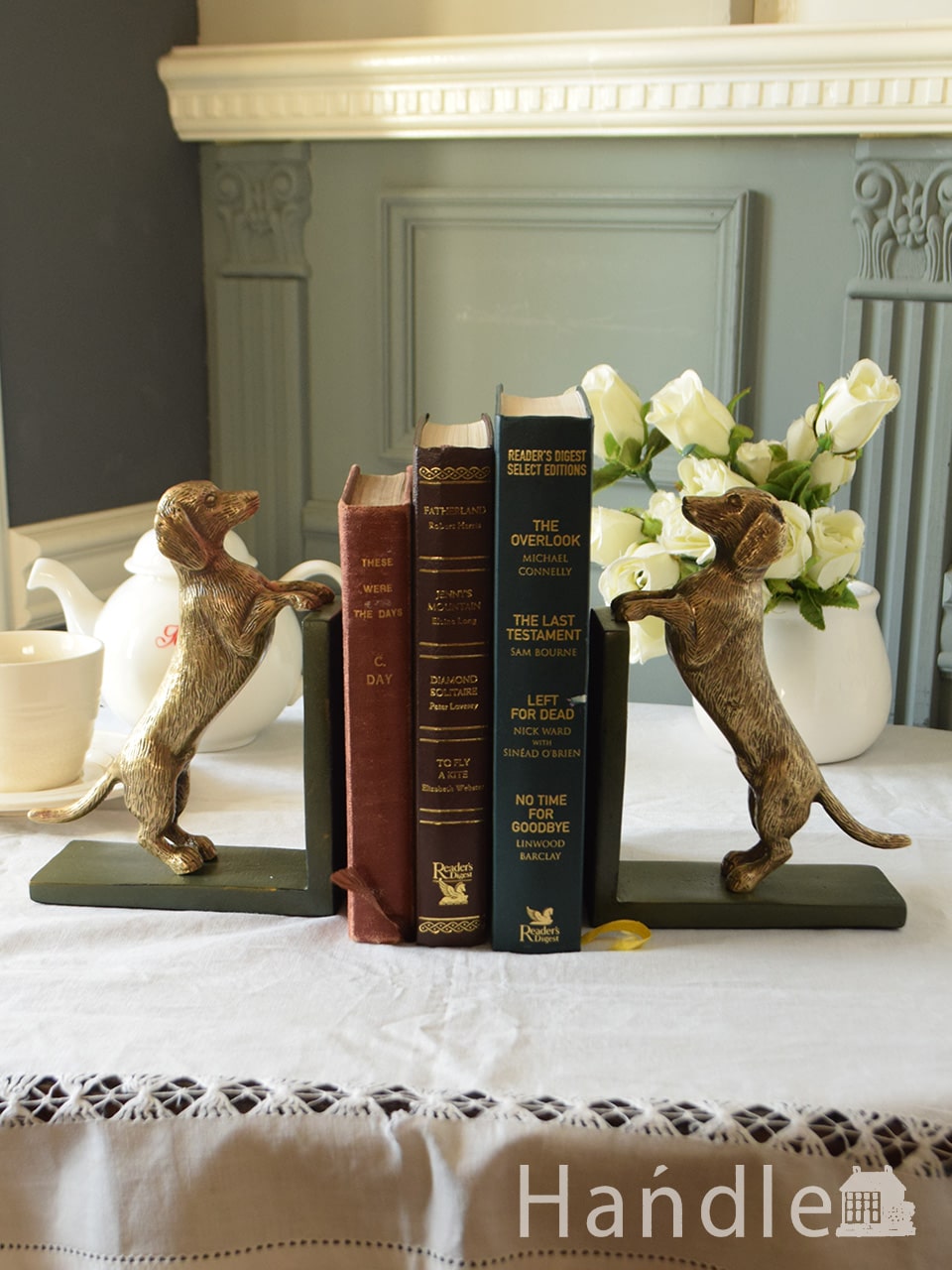 おしゃれなアンティーク調のインテリア雑貨、双子の犬が本を支える