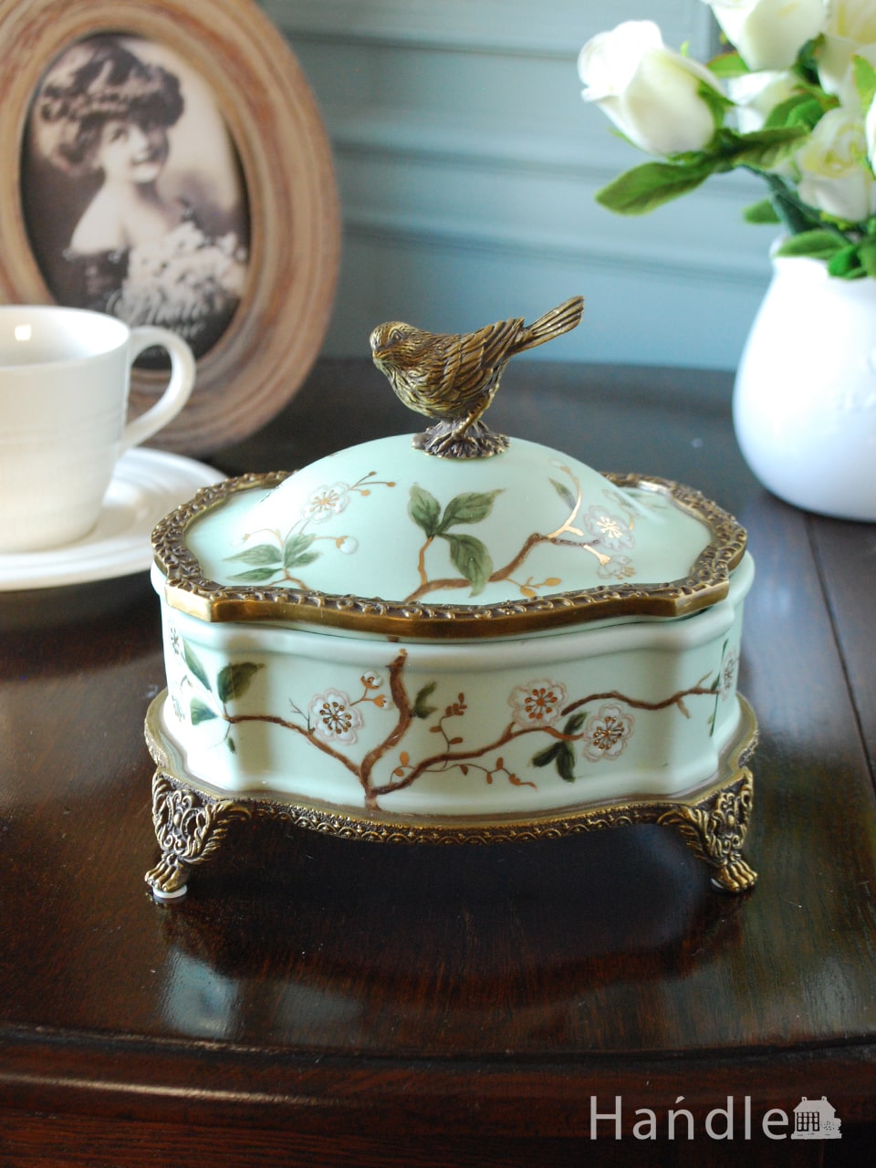 アンティーク調のおしゃれな雑貨、シノワズリーの雰囲気が漂う真鍮