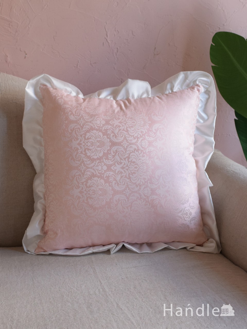 フリルが付いたおしゃれなクッション、両面使えるジェニファーテイラー