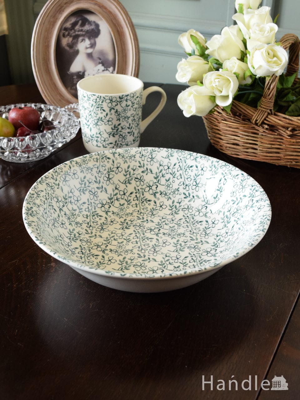 小花の模様が可愛いディナープレート、コントワール・ドゥ・ファミーユ