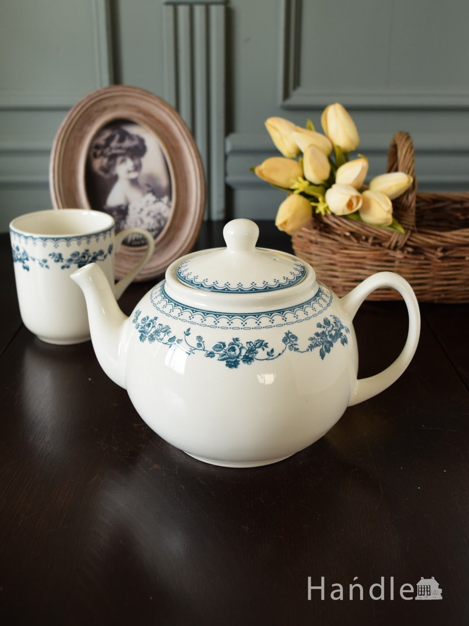 コントワール・ドゥ・ファミーユのティーポット、青いバラの模様のフォ