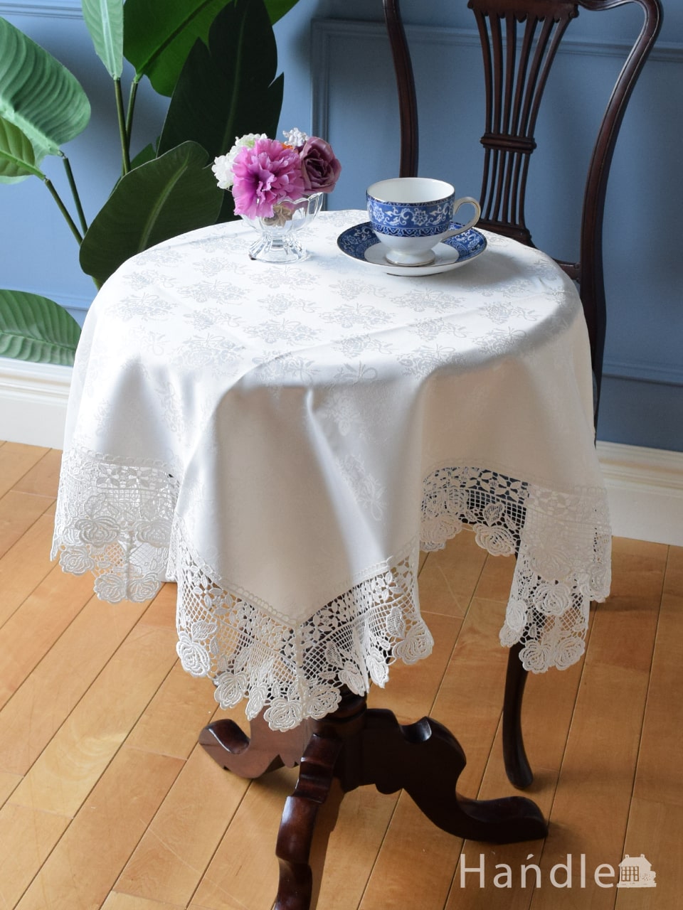 バラ模様のレースが縁取りされた、おしゃれなテーブルクロス（90✕90
