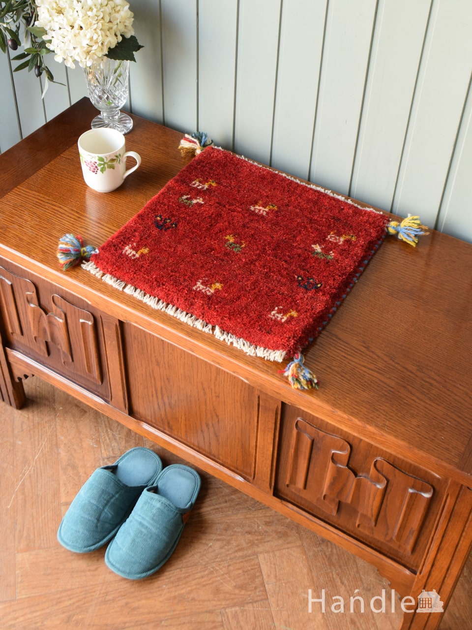 コンパクトサイズの使いやすいギャッベ、動物が織り込まれた草木染の