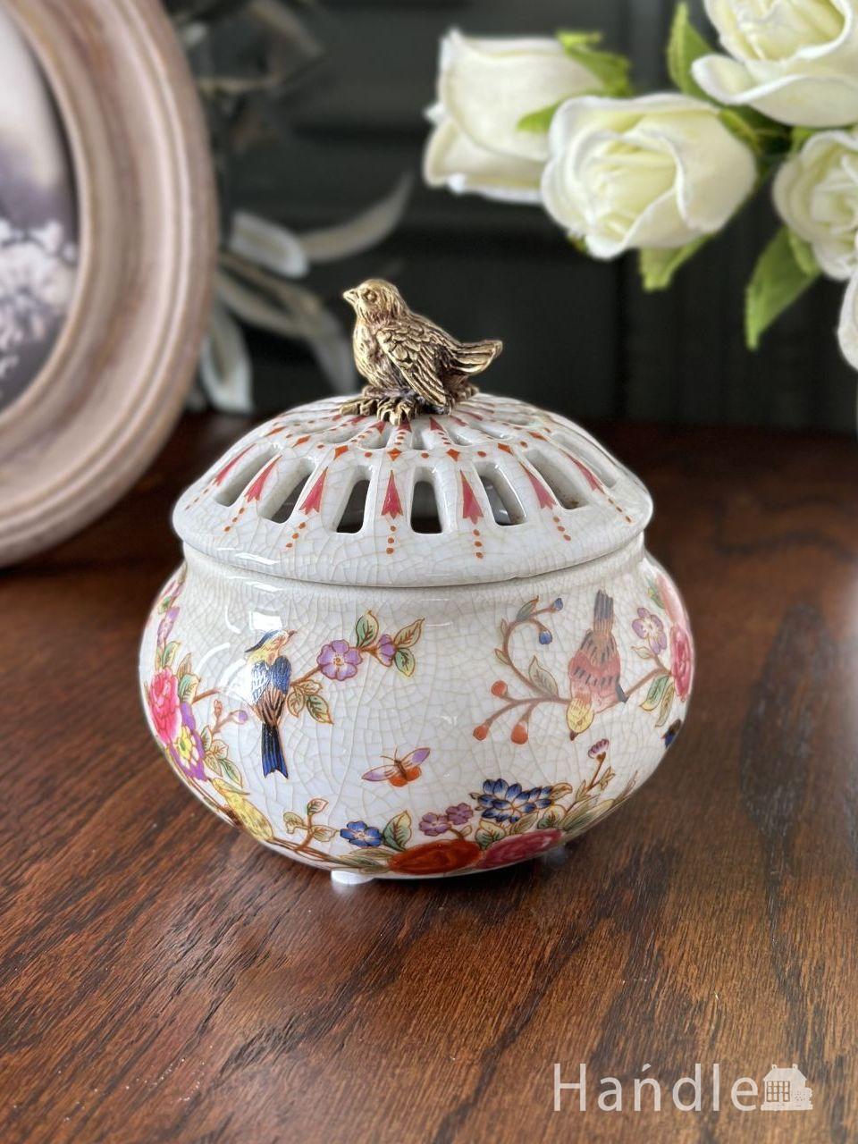 シノワズリーの雰囲気が漂う真鍮✕磁器のボックス、アンティーク調の