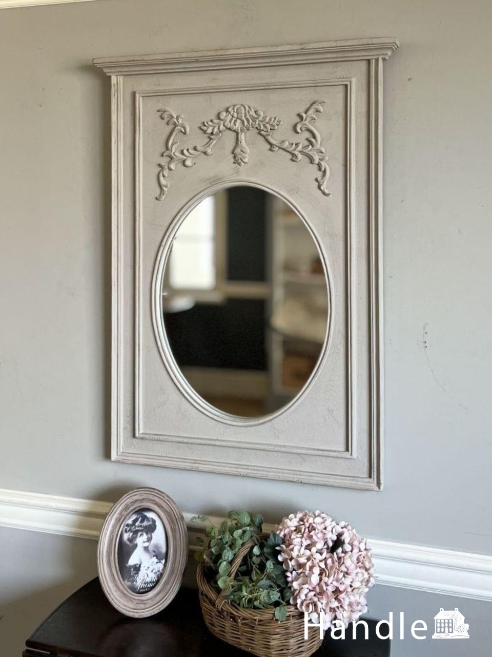 フランスアンティーク調の壁掛け鏡、ロココ調の装飾が入ったスクエア型