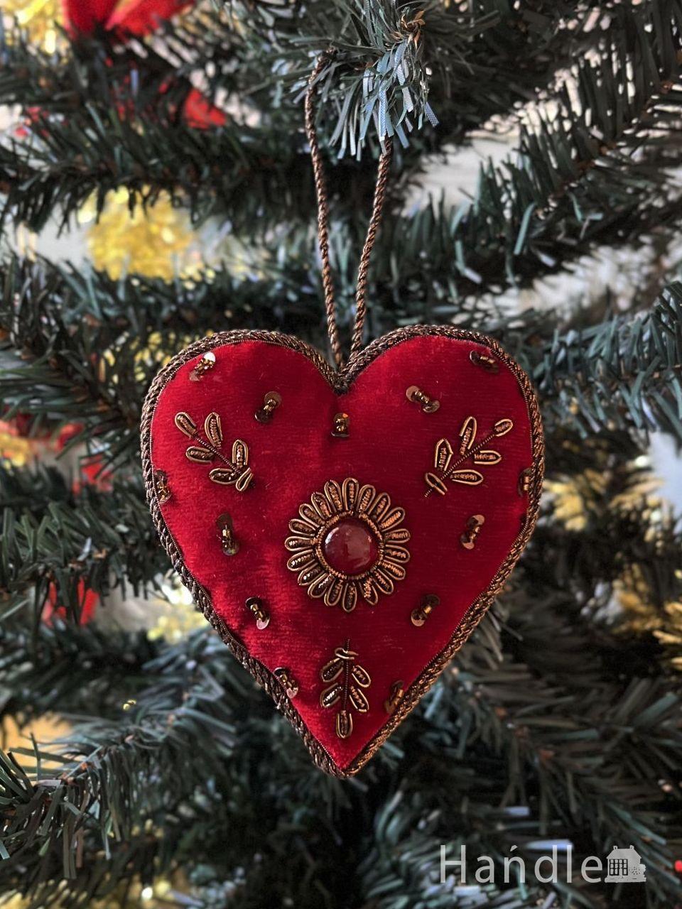 クリスマスツリーを華やかに彩ってくれる、真っ赤なハート形の