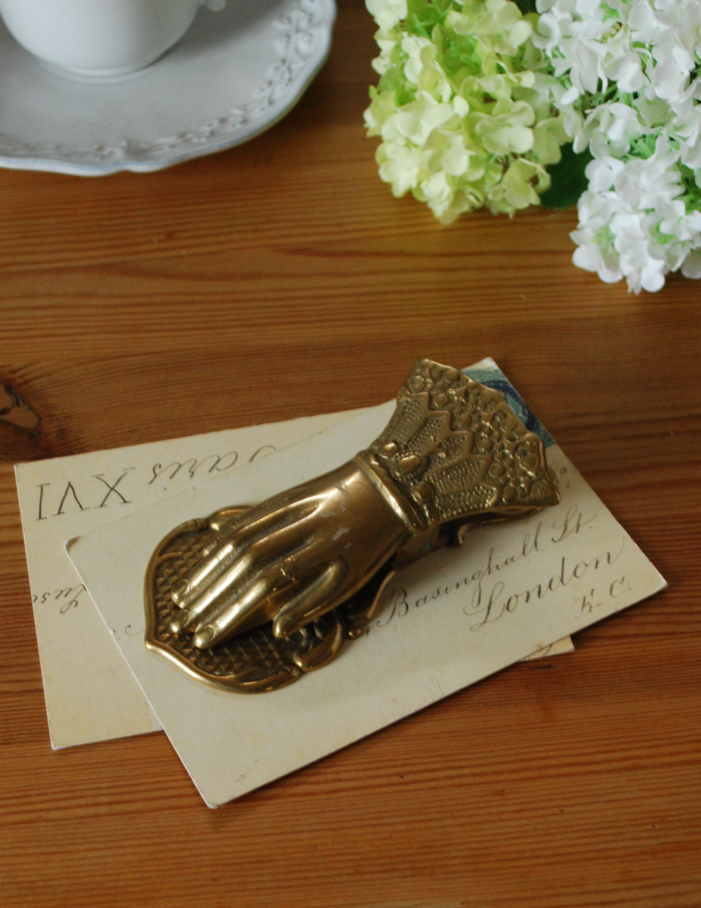 英国で見つけたアンティーク雑貨、 真鍮製ハンドモチーフのクリップ(k